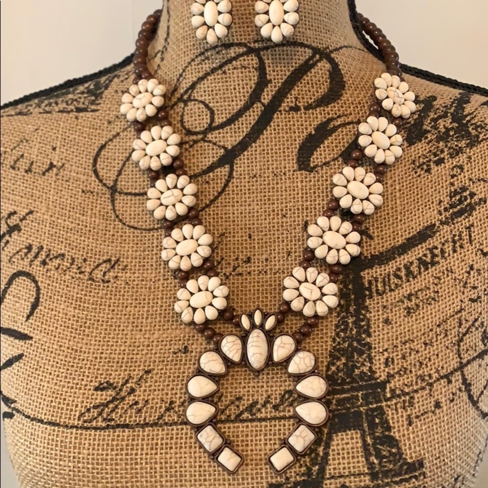 Beautiful Southwestern Stone Necklace & Earrings